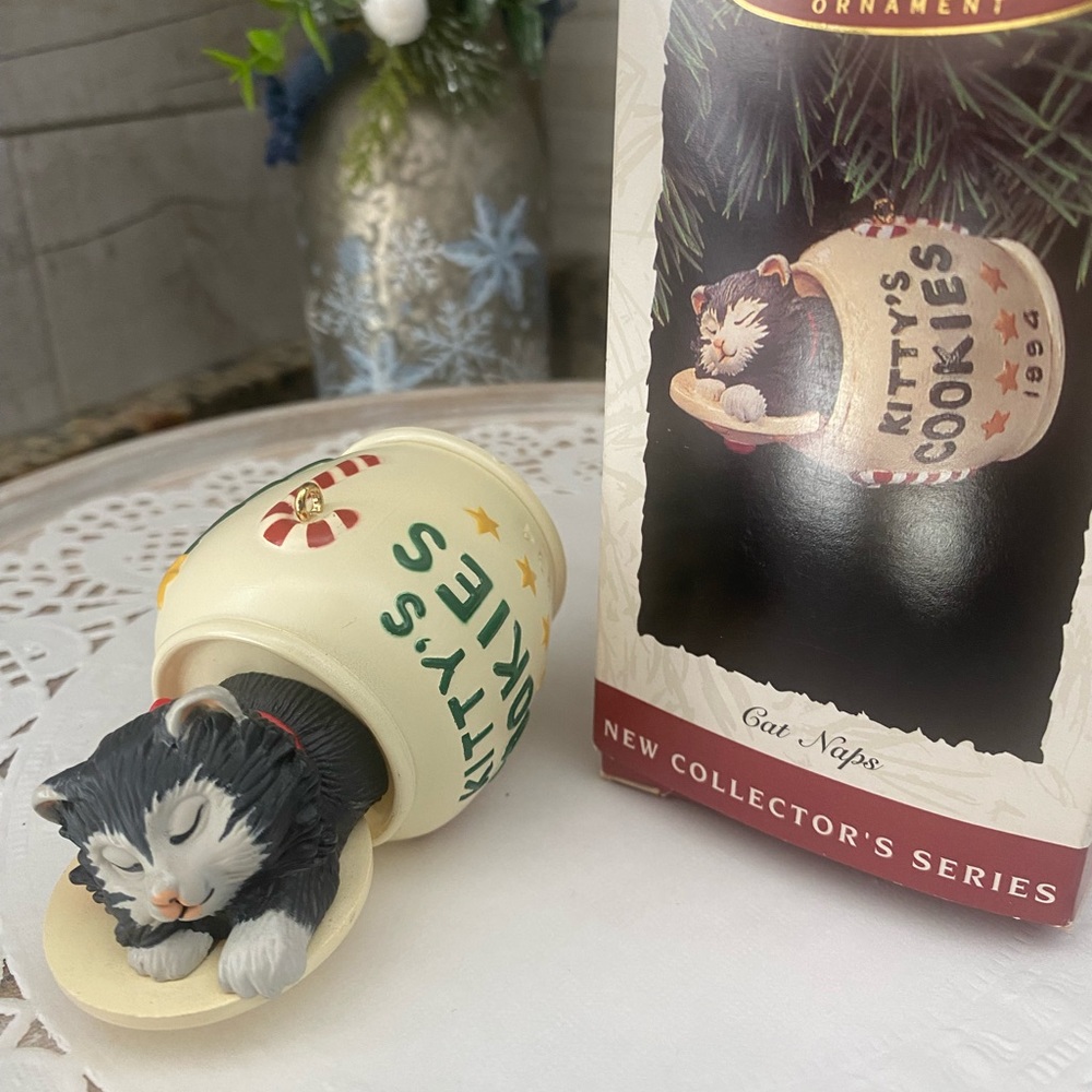 🎄 HALLMARK “CAT NAPS” KEEPSAKE ORNAMENT. RARE & RETIRED. DATED 1994.